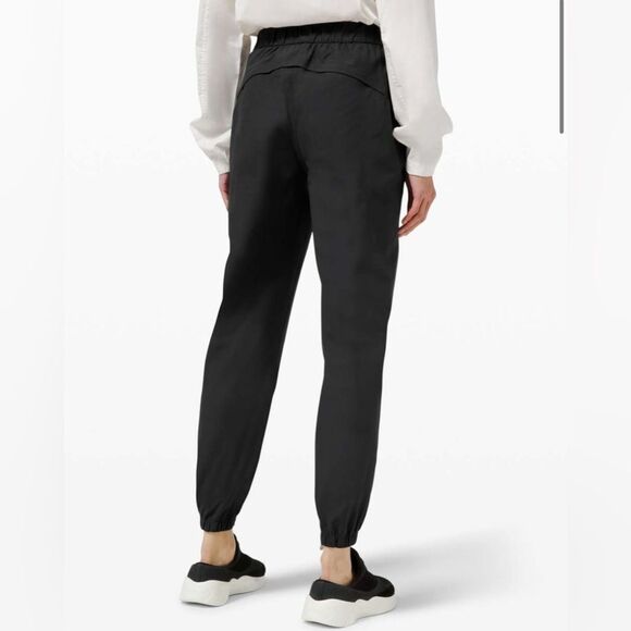 Lululemon Warpstreme High-Rise 7/8 Jogger
Black size 26 $128 msrp - Picture 2 of 8